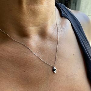 Collar con Colgante Hamsa de Diamante Cultivado en Laboratorio con Corte Radiante en Oro de 14K o Plata, Símbolo de Protección, Joyería de Moda Minimalista de Lujo - Product Image 4