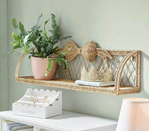 Étagère murale décorative en rotin naturel fait main, au design charmant avec nœud, idéale pour la chambre de bébé fille. - Product Image 1