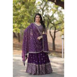 ใบไม้ปลอมสีไวน์ที่น่าตื่นตาตื่นใจกับ lehenga choli เลื่อมหนัก - Product Image 1