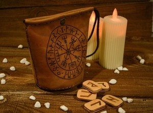 Juego de Piedras Rúnicas para Adivinación con Tapete de Cuero Premium, Símbolos Futhark Nórdicos Antiguos para Predecir el Futuro - Product Image 5