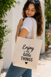 Bolsa de Lona 'Disfruta de las Pequeñas Cosas' Beige Unisex con Asa Corta, Frase Inspiradora, Abertura Superior, para Viajes y Compras de Verano - Product Image 4