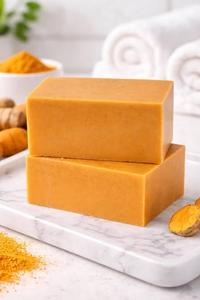 Savon naturel fait main au curcuma et à l'acide kojique pour éclaircir et nettoyer la peau - Product Image 3