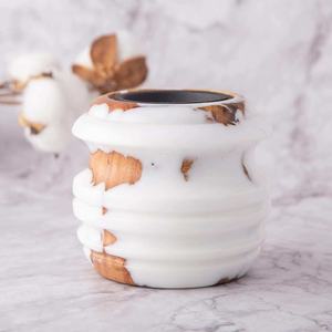 Brûleur d'encens artisanal en résine écologique avec incrustations de bois naturel, design côtelé, insert en métal noir, décoratif et aromatique - Product Image 1