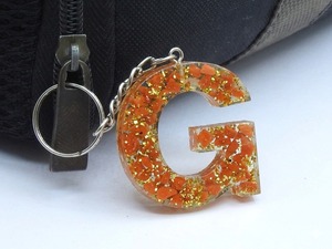 Llavero de resina hecho a mano con letras, relleno de trozos de coral y lámina dorada, amuleto personalizado, monograma con su nombre. - Product Image 6