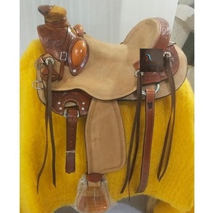 Silla de montar western de cuero marrón para carreras de caballos, con diseño floral tallado a mano, asiento rígido de cuero rugoso color canela, correas de latigo, de 10 a 18 pulgadas - Product Image 1