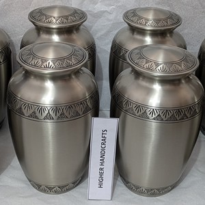 Urna Conmemorativa Premium para Adultos en Acabado de Peltre Cepillado |   Construcción de latón macizo |   Urnas Funerarias a Precios Directos de Fábrica - Product Image 1