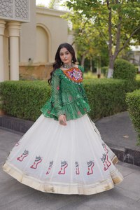Lehenga Choli brodé vert avec jupe blanche et design indien traditionnel pour femmes, tenue de mariage - Product Image 1