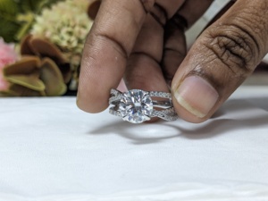 Anillo de compromiso de lujo vintage con moissanita de 2.50 ct y engaste de garras retorcidas Lurba Jewels, regalo de aniversario para mujer, de oro macizo - Product Image 4