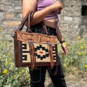 ODM OEM Sac fourre-tout à pompon de couverture de selle usinée à la main de haute qualité pour femmes Sacs à main à bandoulière en cuir véritable de fabricant - Product Image 4