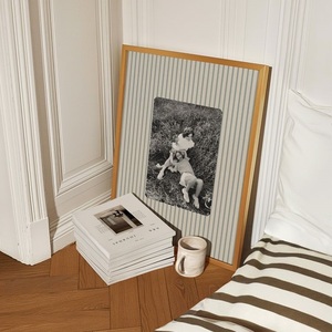 กรอบรูปไม้สไตล์มินิมอลทันสมัย พร้อมแผ่นรองผ้าลายทาง สำหรับตกแต่งผนังห้องนั่งเล่นและสำนักงาน - Product Image 2