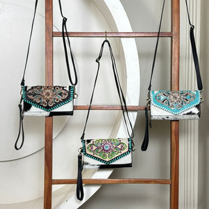 Sac bandoulière tendance en cuir de vache occidental, sac à rabat brodé et ciselé, sac à main artisanal avec bracelet et bandoulière réglable - Product Image 4