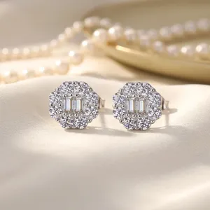 Pendientes de Plata de Ley 925 con Baño de Oro Rosa, con Forma de Flor, que Pasan la Prueba del Diamante, con Moissanita Baguette Iced GRA - Product Image 4