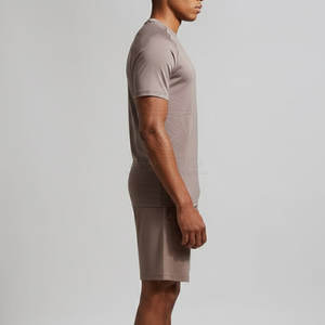 Conjunto de camiseta y pantalones cortos para gimnasio para hombre moderno, material ligero y transpirable, perfecto para fitness y entrenamiento deportivo. - Product Image 5