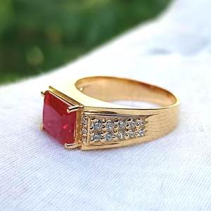 แหวนหมั้นทับทิม เงินแท้ 925 ชุบทอง 14K ทรงเรเดียนท์คัท แหวนทับทิมประจำเดือนกรกฎาคม ของขวัญวันครบรอบสำหรับสามี - Product Image 3