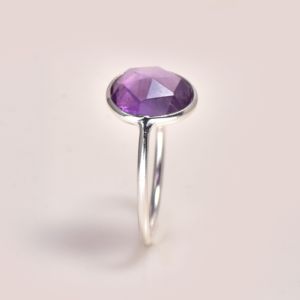 Bague en améthyste naturelle faite à la main en argent sterling 925, bague délicate à facettes avec pierre précieuse, bijoux minimalistes élégants pour femmes, cadeau pour elle - Product Image 3