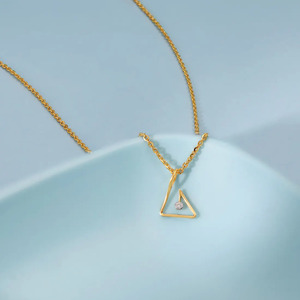 Collar con Colgante de Diamante Geométrico Triangular de Trabajo Abierto - Product Image 4