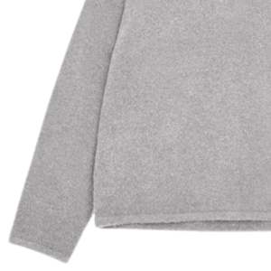 Polo à manches longues en tricot bouclé gris chiné, confortable et élégant, idéal pour un look décontracté - Product Image 3