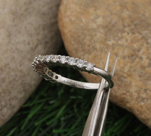 Bague en argent plaqué avec serti clos en oxyde de zirconium, délicate, minimaliste, empilable, pour femme, idéale pour mariage, fête ou usage quotidien - Product Image 1