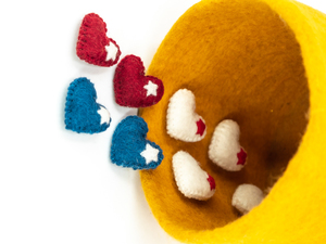 Decoraciones de Corazón de Fieltro Hechas a Mano para el 4 de Julio, Adornos Patrióticos Americanos Rojos, Blancos y Azules, Regalos de Comercio Justo Hechos en Nepal - Product Image 4