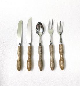 ชุดช้อนส้อมด้ามไม้ 5 ชิ้น ปลอดภัยสำหรับเครื่องล้างจาน ขัดเงาอย่างดี ดีไซน์เรียบง่าย - Product Image 2