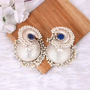 Boucles d'oreilles ethniques Jhumka en perles bleues Hydro |   Bijoux indiens traditionnels en laiton plaqué argent - Product Image 4