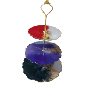 Support à gâteau de luxe à 3 niveaux en résine époxy, fait main, en agate blanche, avec poignée dorée, pour la présentation de desserts lors de mariages, fêtes ou goûters. - Product Image 3