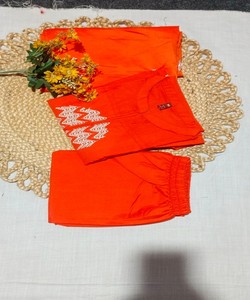 ชุดเสื้อผ้าปักลายผ้าฝ้ายสลับสีสันสดใส พร้อมผ้าคลุมไหล่ สำหรับงานเทศกาล ราคาขายส่ง เสื้อผ้าชาติพันธุ์ สีส้ม - Product Image 4