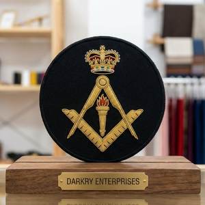 Parche Masónico Hecho a Mano de Terciopelo Granate con Bordado Dorado Personalizado de Cuadrado y Compases con Estrella para Regalia de Logia - Product Image 5