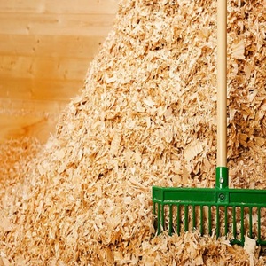 Sciure de bois propre pour chevaux, adaptée pour la litière des écuries, les boxes de ferme, les équipements d'équitation et les besoins quotidiens de soins équins - Product Image 2