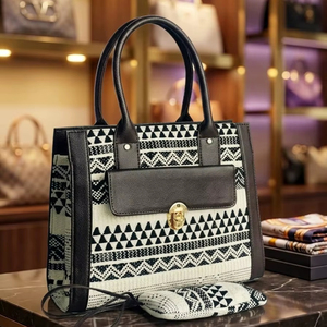 Bolso Tote Elegante con Diseño Tribal en Blanco y Negro y Cierre de Seguridad - Product Image 1