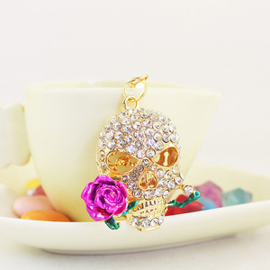 Portachiavi Teschio che Morde la Rosa con Strass, in Lega Dorata con Anello Apribile, per Decorazione Borsa a Tema Giorno dei Morti - Product Image 4