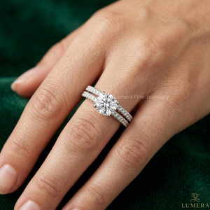 Anillo de Compromiso y Matrimonio de Oro Blanco de 9KT, 10KT, 14KT y 18KT con Moissanita Redonda Brillante Certificada por IGI, con Doble Pavé - Product Image 5
