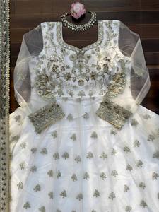 Conjunto de Vestido-Lehenga y Dupatta de Alta Calidad para Fiestas, con Tela de Red Suave y Trabajo de Hilos y Lentejuelas, Fabricante de Moda Femenina - Product Image 2