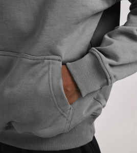 Sweat-shirt unisexe tendance en coton uni coupe classique avec logo personnalisé sur le devant, respirant, écologique et poches, idéal pour le streetwear hivernal - Product Image 3
