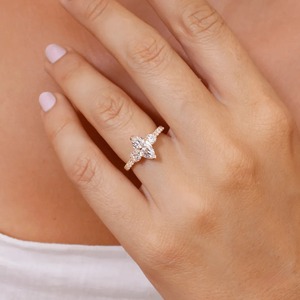 Anillo de compromiso con tres piedras de corte marquesa de 1.40 quilates, con piedras laterales redondas y banda pavé en oro amarillo de 14 quilates. - Product Image 2