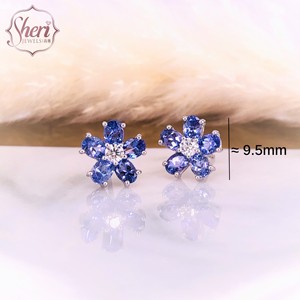 Pendientes de tuerca con engaste de garra de diamante y tanzanita en forma de flor simple de oro blanco macizo de 18 quilates para mujer de Sheri Jewels, regalo de aniversario - Product Image 2