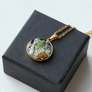 Collier pendentif en résine personnalisé avec fleurs séchées, bijoux artisanaux scintillants avec fleurs véritables pour la vente en gros - Product Image 4