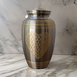 Urnes funéraires en laiton finition or antique pour cendres, grand cœur doré, fabricant direct, pot décoratif pour commémoration funéraire et inhumation - Product Image 5