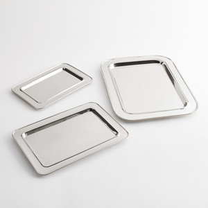 Ensemble de plateaux de service rectangulaires en métal argenté poli, au design épuré et aux surfaces brillantes et réfléchissantes, pour servir les aliments - Product Image 1