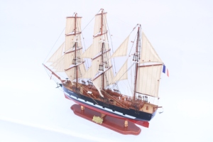 Modèle de bateau à voile en bois fait main - Modèle réduit de la célèbre voilière à trois mâts, Famine, décoration pour la maison ou le bureau, Jeanie Johnston - Product Image 5