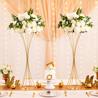 Support de centre de table floral en métal doré écologique pour jardin extérieur avec fleurs roses en cascade pour la décoration d'événements de mariage