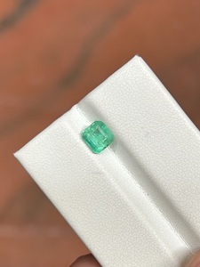 Esmeralda Natural de Zambia de Lujo, 0.79 Quilates, Verde Intenso, Corte Cuadrado Escalonado, Gema Preciosa Suelta para Joyería Fina Personalizada - Product Image 2