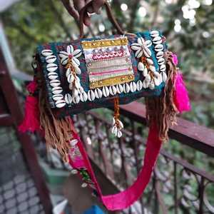 Hermoso Bolso Bohemio Vintage Hecho a Mano con Trabajo de Espejo y Bordado para Bodas de Verano, Diseño Banjara - Product Image 1