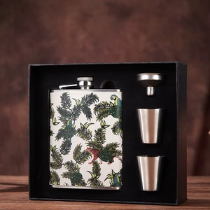 Petaca estampada de metal elegante para llevar en el bolso o cartera, accesorio de bar personal de moda. - Product Image 2