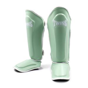 Espinilleras de Boxeo Personalizables y Cómodas para Gemelos, de Cuero Vacuno Verde Claro, Resistentes, Ecológicas y Suaves, para Muay Thai - Product Image 2