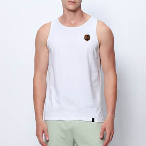Camiseta sin mangas para hombre inspirada en las tendencias, diseñada para el gimnasio, uso casual y urbano, con tela cómoda y calidad duradera. - Product Image 1