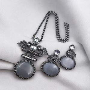 ชุดสร้อยคอหินสีเทาทองเหลืองออกซิไดซ์สำหรับผู้หญิงชุดงานปาร์ตี้สำหรับสตูดิโอแฟชั่น - Product Image 2