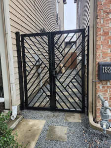 Modern iron gate with geometric patterns, manually operated <b>swing</b> opening, exterior metal gate, anti-theft surface finish. - Product Image 2