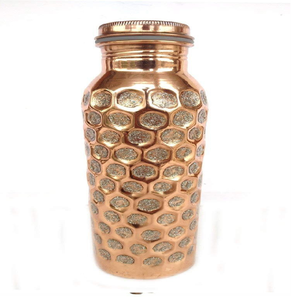 Bouteille élégante en cuivre à motif floral, finition or rose et motifs de pétales complexes. Disponible aux prix de gros. - Product Image 2