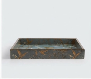 Plateau décoratif carré en bois artisanal avec motif floral émaillé, design traditionnel plaqué or, pièce unique - Product Image 2